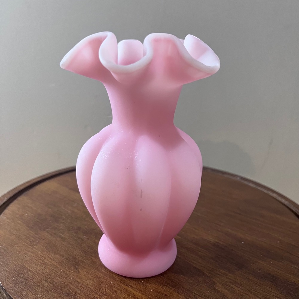 Vtg Fenton Pink Satin Glass Melon Ribbed Ruffled Rim Bud Vase 6 Inch - Picture 2 of 8